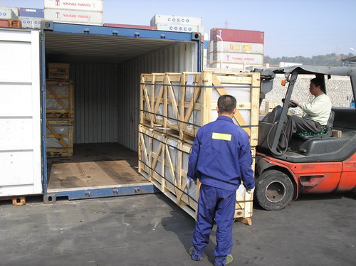 How we loading a container?